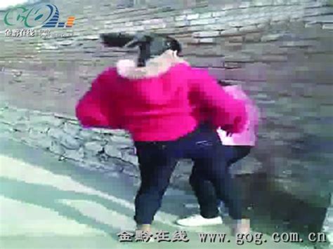 实拍14岁女生遭校园暴力被围殴