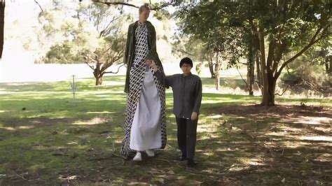 世界最高人251厘米与世界最矮人54.6厘米齐亮相_国际新闻_南方网