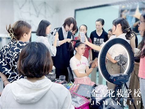 我校参与浦江镇建镇十周年庆典晚会化妆活动_上海柯模思化妆学校