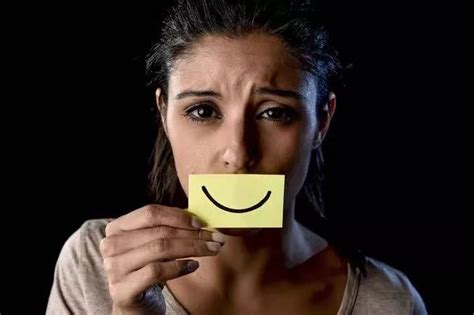 微笑抑郁症：笑容背后的悲伤真让人心疼-心理健康-易读心理网