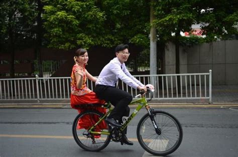 520 10对新人在东湖绿道骑着单车办婚礼_武汉_新闻中心_长江网_cjn.cn