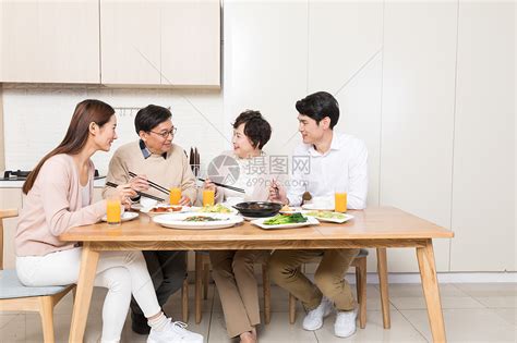 幸福的一家人一起吃饭插画图片下载-正版图片400057127-摄图网