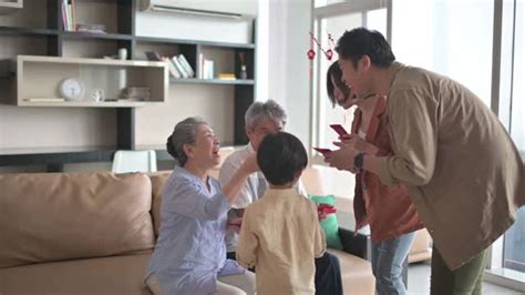 春节，家人团聚，夫妇带着孩子去爷爷奶奶家，给父母红包，给父母繁荣幸福—高清视频下载、购买_视觉中国视频素材中心
