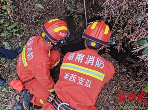 两男子不慎坠入15米深坑 永顺消防迅速救出 - 新湖南客户端 - 新湖南