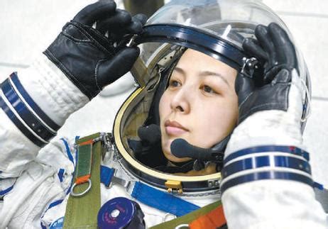 中国首位女航天员刘洋出征太空-中新网