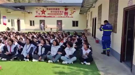 3月19日，会理市民族中学（会理市实验中学）布拖女子班的学生们走进新益红领巾农场开展了一堂别开生面的劳动教育课。_腾讯视频