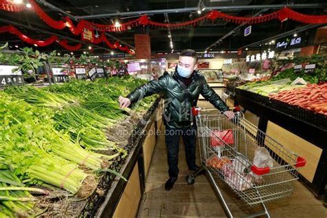 四川遂宁：超市物丰价稳 市民轻松购物-人民图片网