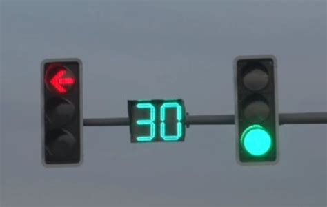 直行红灯可以右转吗？右转弯怎样才算闯红灯-无敌电动