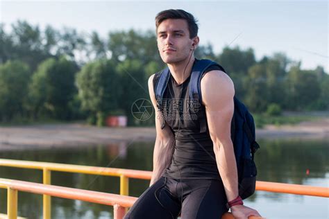 健康男子赛跑者坐在河边户外休息的肖像高清图片下载-正版图片503507745-摄图网