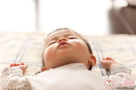 母亲抱着熟睡的外国婴儿高清图片下载-正版图片600503277-摄图网