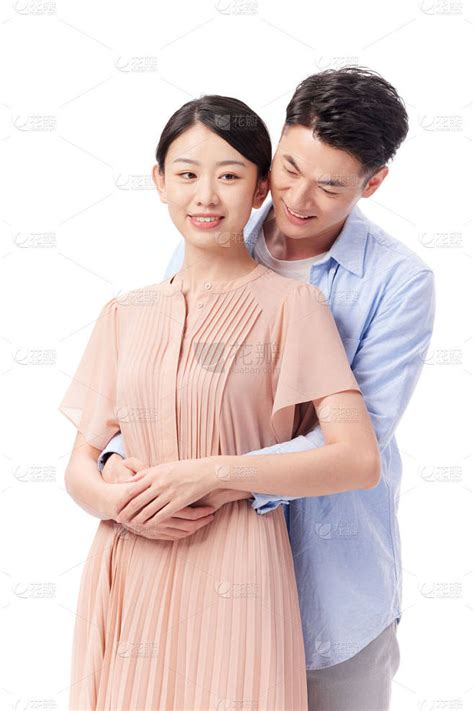 男人从背后抱住女人的腰