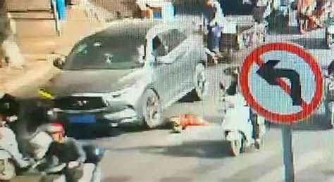 济宁街头一电动车出事故 家长受伤孩子无碍_手机新浪网