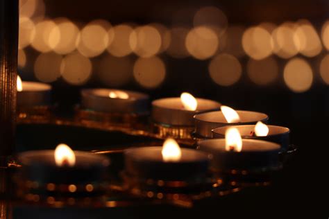 愿逝者安息蜡烛图片,哀亲人的白蜡烛图片,为者祈祷蜡烛图片_大山谷图库