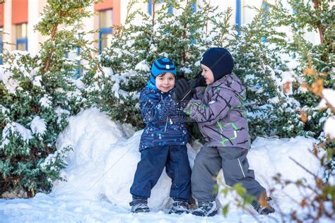 2个穿多彩衣服的小男孩在下雪时户外玩耍寒冷的冬天与孩子一起积极休闲兄弟姐妹和双胞胎快高清图片下载-正版图片507429852-摄图网