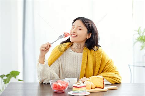 居家女性吃早餐高清图片下载-正版图片501433639-摄图网