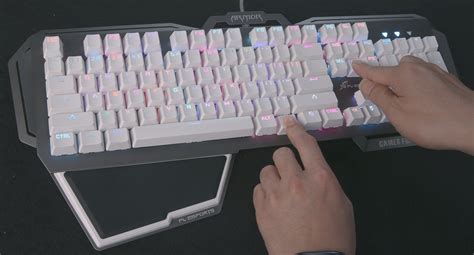 机械键盘怎么调彩色灯光