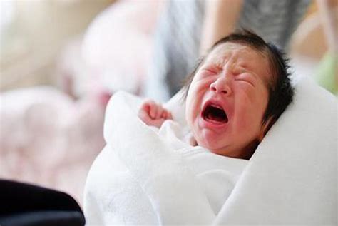 刚出生的婴儿一直哭闹怎么回事（宝宝咋又哭了）-幼儿百科-魔术铺