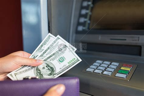 手从ATM自动取款机取钱高清图片下载-正版图片503571350-摄图网