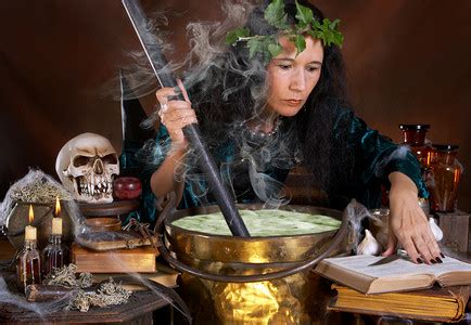 女巫在大锅里酿造药水素材图片免费下载-千库网