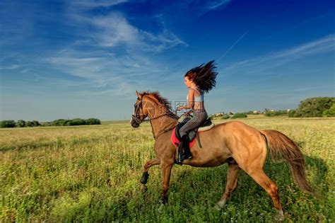 美丽的姑娘骑着马在乡下高清图片下载-正版图片502426658-摄图网