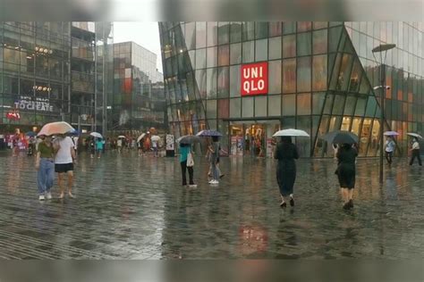 现场直击北京再遇强降雨 市民出行踏水而行 多多注意安全！_市民_北京_多多