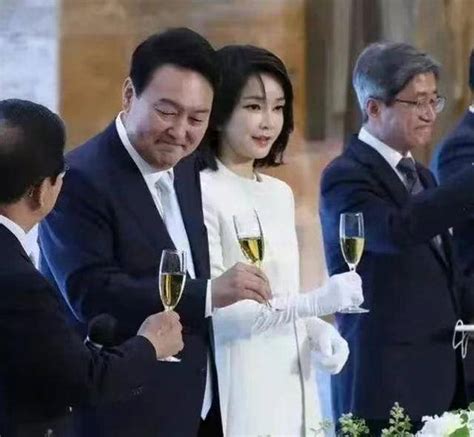 韩国队受邀出席晚宴,孙兴慜为韩总统戴袖标&曹圭成与总统夫人自拍-直播吧