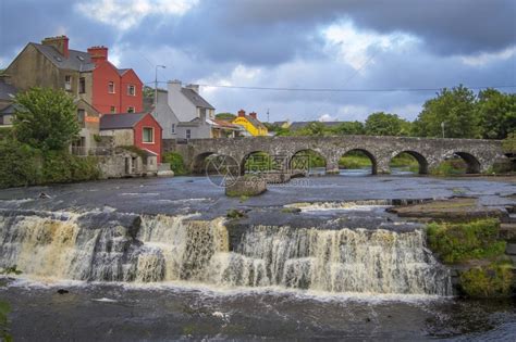 乐趣爱尔兰CoClareEnnistymon小城镇的瀑布海岸线蓝色的高清图片下载-正版图片308062611-摄图网