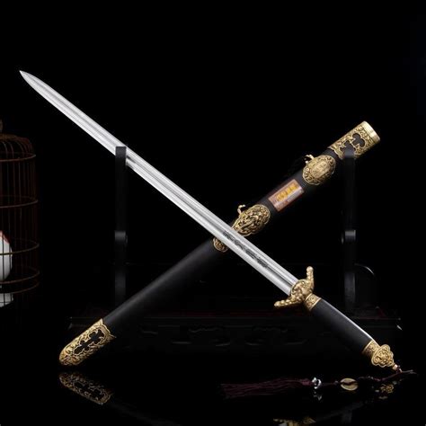 荆州博物馆，全国馆藏越王剑最多的博物馆：四代越王剑齐聚一堂_鹿郢剑