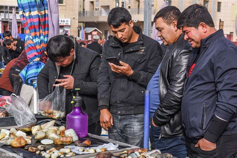新疆和田玉石摆摊卖，像“菜市场”可讨价，一块开价却高达上千万__凤凰网