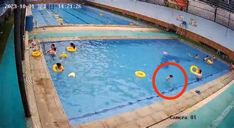 男童在游泳馆溺亡：数分钟无人发现，多部门介入调查|男童|溺亡|监控_新浪新闻
