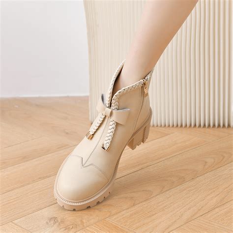 温柔短靴女生头像