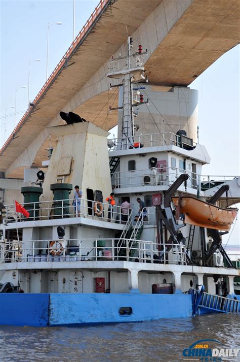 浙江台州：5000吨级货船撞大桥遇险[3]- 中国在线