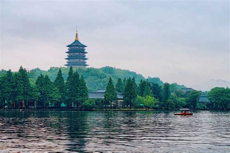 杭州雷峰塔风光上午塔体雷峰塔路面观看摄影图配图高清摄影大图-千库网