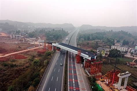 大足至内江高速公路项目黄桥枢纽互通钢箱梁顶推施工顺利完成_重庆市交通运输委员会