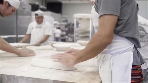 做面包最详细的教学视频，配方齐全，做法简单，学会可做多种面包