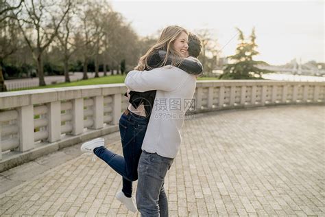 人,同婚姻,爱情的亲密的快乐男夫妇朋友背后拥抱自然的户外背景高清图片下载-正版图片300606343-摄图网