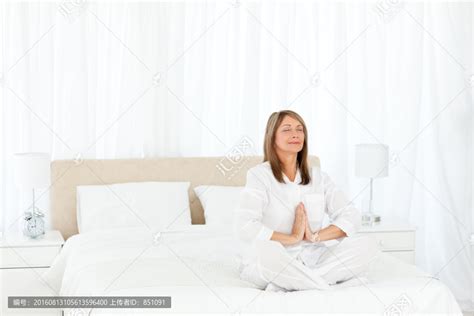 在床上练习瑜伽的女人,,,摄影,汇图网www.huitu.com