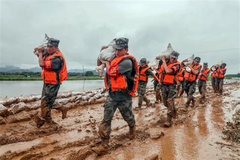 抗洪抢险中最踏实的“警”，是奋战在最前沿的公安“蓝” - 平安湖南 - 新湖南
