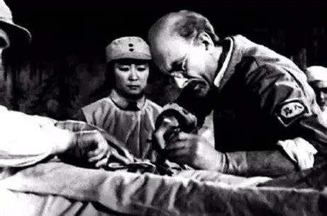 白求恩大夫在为伤员进行手术-中国抗日战争-图片