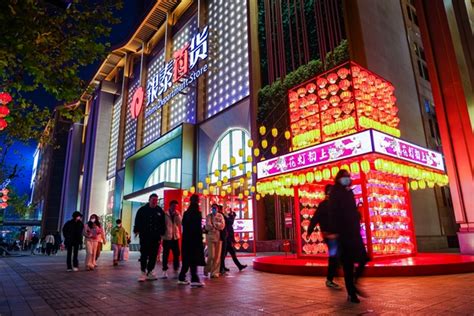 银泰百货春节期间全国门店客流同比增长23％