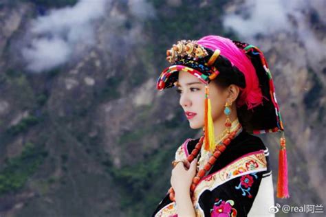 阿兰，一个在日本发展的藏族女歌手，旗袍造型尽显民国优雅风情！