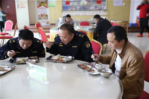 淄博：校园陪餐制度来了 校领导和学生“集中用餐”_山东频道_凤凰网