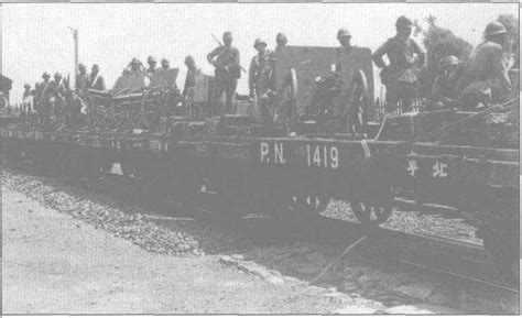 1937年7月25日，日军进犯河北廊坊。图为用火车向廊坊急速运送的日本炮兵部队-中国抗日战争-图片