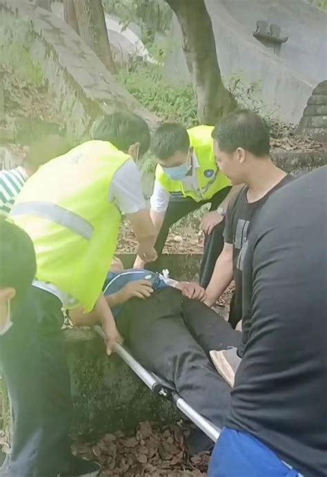 5月26日，当地一人从3米高的杨梅树上摔下，致腰部疼痛，伴有活动困难，经120急救医生现场处置后送医治疗。