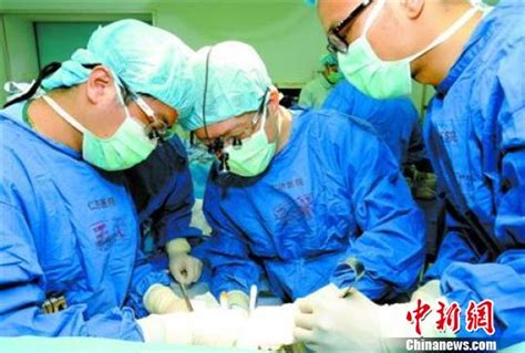 上海专家为10岁女孩成功摘除罕见巨大肝脏肿瘤 重达3斤|肝脏|手术|肿瘤_新浪新闻