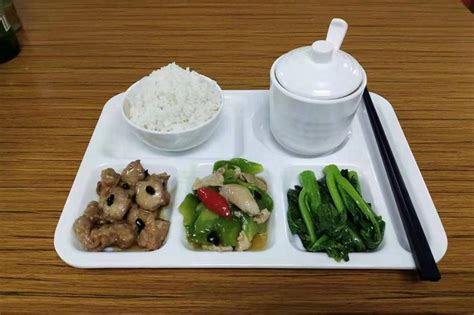 刘雪平美食餐饮团队菜品：服务员是走在餐厅的第一线！_客人