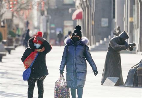 2021年首轮极寒天气！前门步行街行人在风寒中前行-千龙网·中国首都网