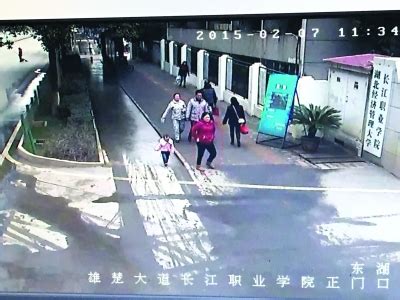 两岁女童街头玩耍被抱走10小时送回 称：那阿姨打我_武汉_新闻中心_长江网_cjn.cn