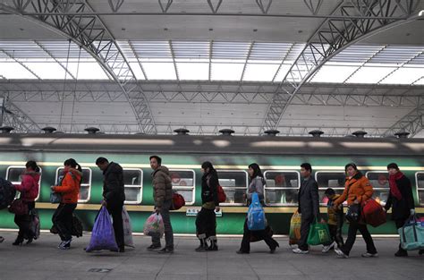 旅客在安徽阜阳火车站站台排队上车_新浪图集_新浪网