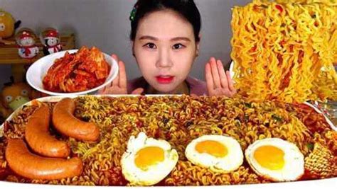 韩国美女大胃王吃播声控！超大份泡面大香肠煎蛋开吃，别人吃饭为啥恁香_腾讯视频